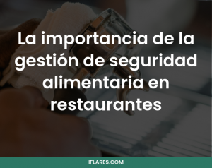 Persona limpiando una superficie con un paño; texto superpuesto en español que destaca la importancia de la gestión de seguridad alimentaria para restaurantes.