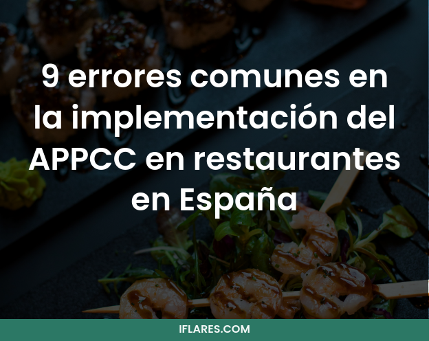 Un plato de comida a la parrilla con brochetas y ensalada, superpuesto a un texto sobre errores comunes de aplicación del sistema APPCC en los restaurantes españoles.